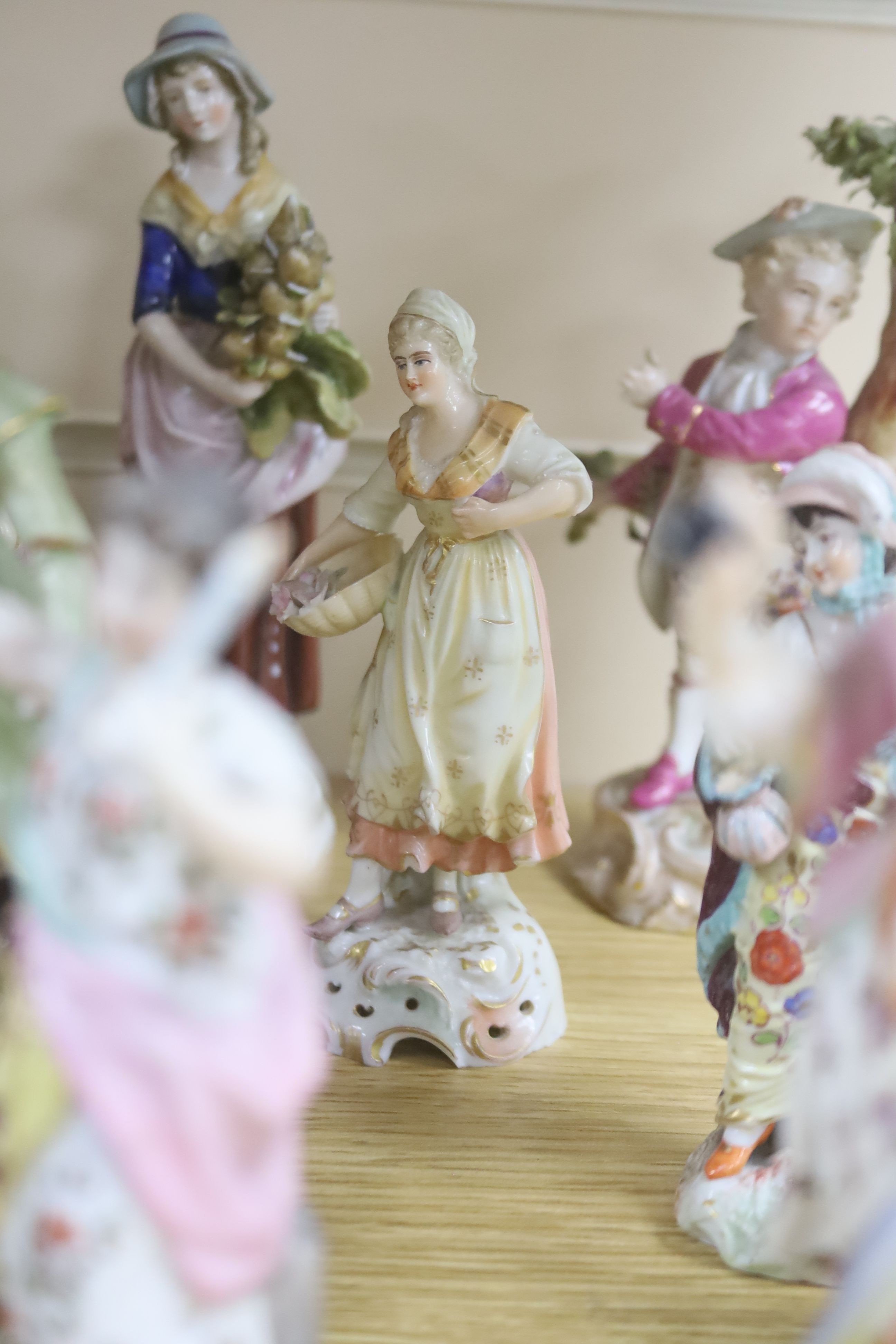 A collection of mixed Continental porcelain figurines (23)